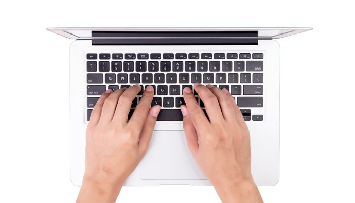 dita che scrivono su un pc per rappresentare il servizio di ottimizzazione SEO nella scrittura di blog o copy in generale.